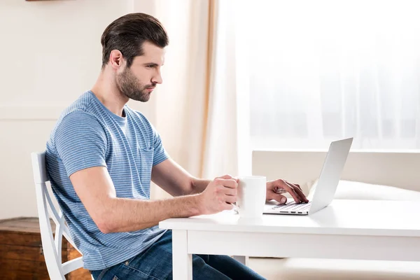 Uomo utilizzando il computer portatile — Foto Stock