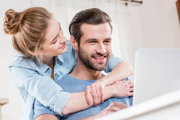 Pareja usando portátil — Foto de Stock