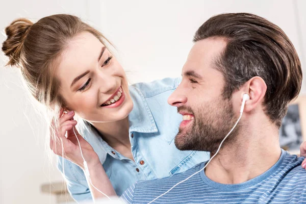 Uśmiechający się para ze słuchawkami — Zdjęcie stockowe