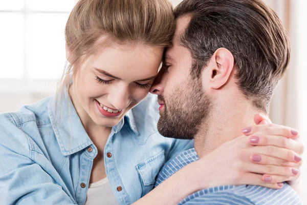 Jovem casal abraço — Fotografia de Stock