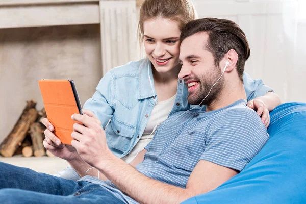 Casal usando tablet digital — Fotografia de Stock