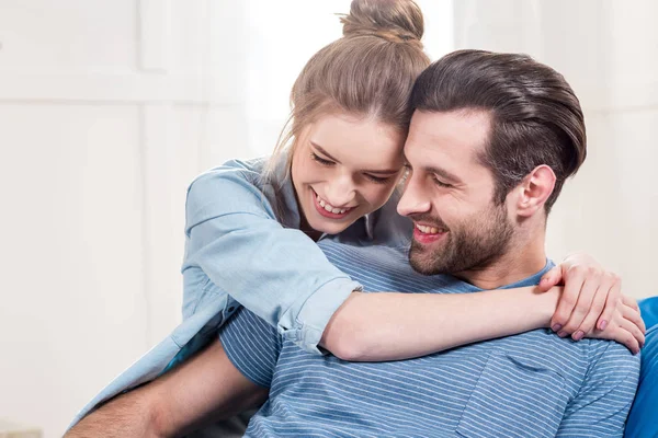 Jovem casal abraço — Fotografia de Stock