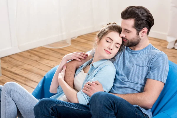 Jovem casal abraço — Fotografia de Stock