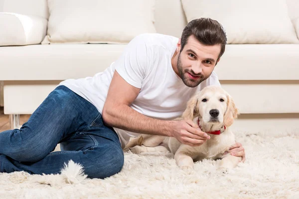 Yavru köpek tutan adam — Stok fotoğraf