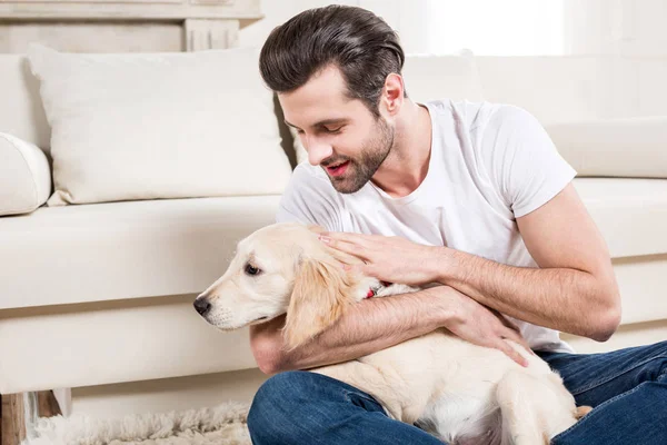 Hombre acariciando cachorro — Foto de Stock