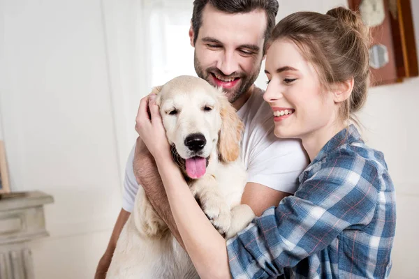 Pareja joven con cachorro — Foto de Stock