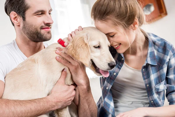 Jong (echt) paar met puppy — Stockfoto