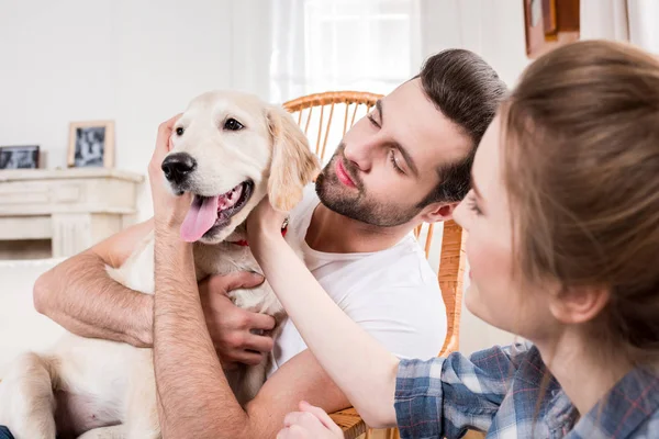 Jovem casal com cachorro — Fotografia de Stock