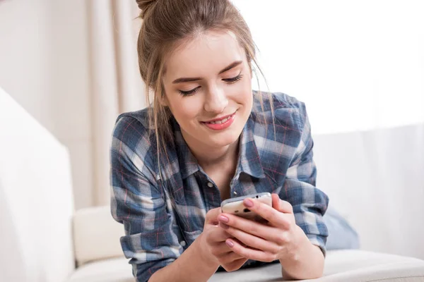 Girl using smartphone — Stock Photo, Image