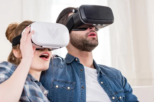 Pareja usando auriculares de realidad virtual —  Fotos de Stock