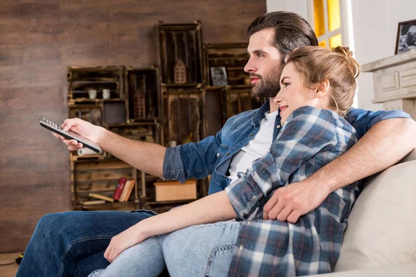 Casal assistindo tv — Fotografia de Stock