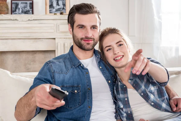 Koppel tv kijken — Stockfoto