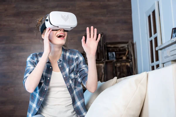 Mulher em fone de ouvido realidade virtual — Fotografia de Stock