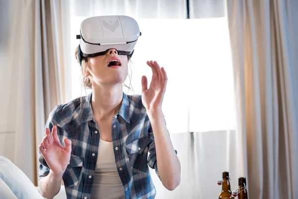 Kvinna i virtuell verklighet headset — Stockfoto