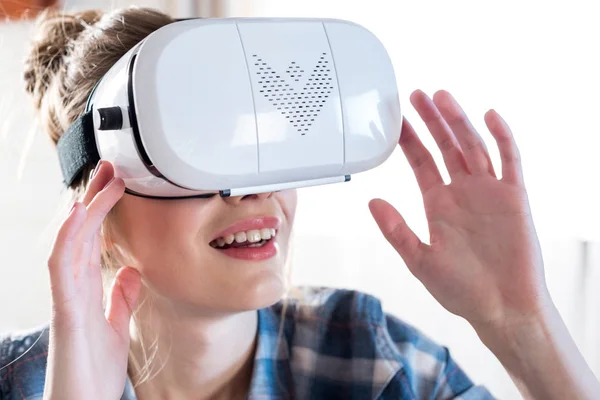 Vrouw in virtual reality headset — Stockfoto