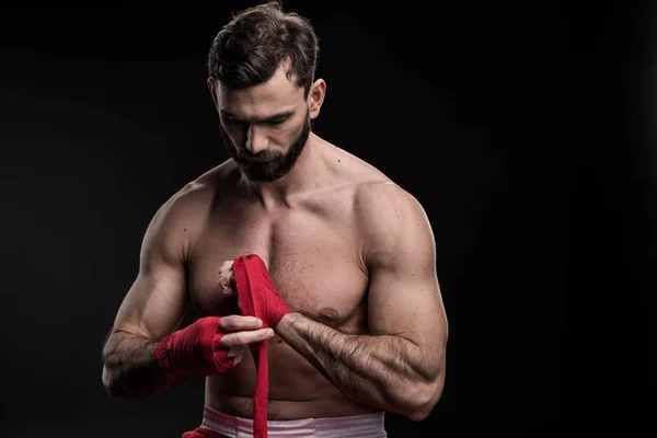 Esportista envolvendo mão em bandagem de boxe — Fotografia de Stock