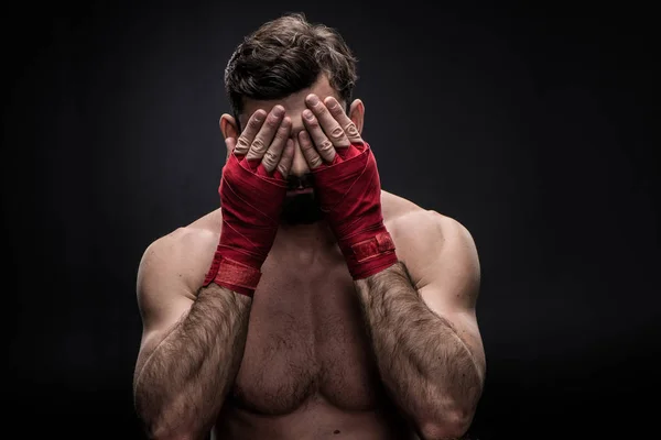 Boxer com mãos de embrulho — Fotografia de Stock