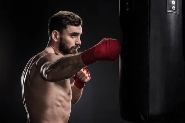 Boxer com saco de perfuração — Fotografia de Stock