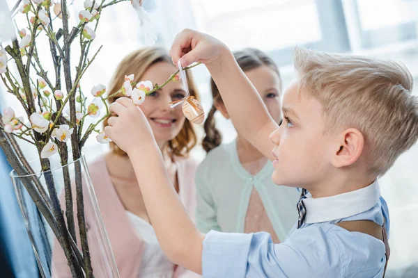 Niño con decoración de Pascua — Foto de Stock