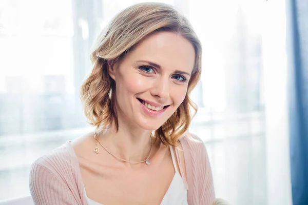 Smiling young woman — Stock Photo, Image