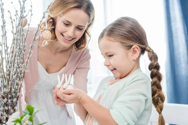 Mère et fille avec des lapins de Pâques — Photo