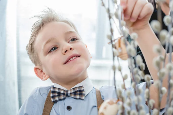 Ragazzo con decorazione pasquale — Foto Stock