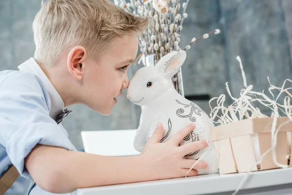 Garçon avec lapin de Pâques — Photo