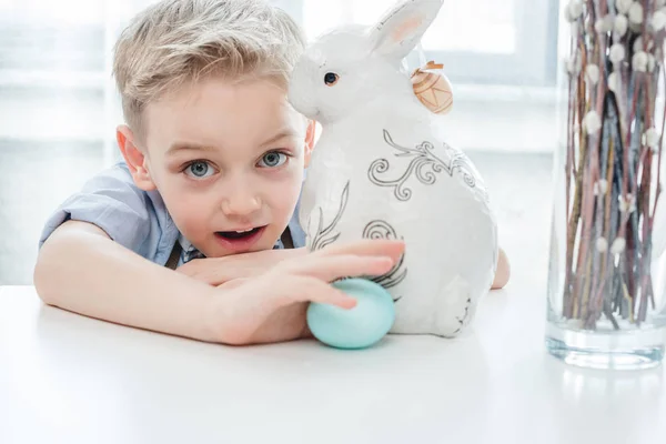 Garçon avec lapin de Pâques — Photo