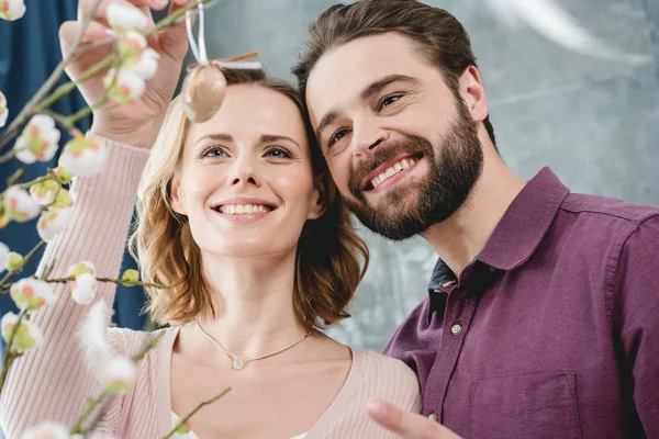 Par med påsk dekoration — Stockfoto