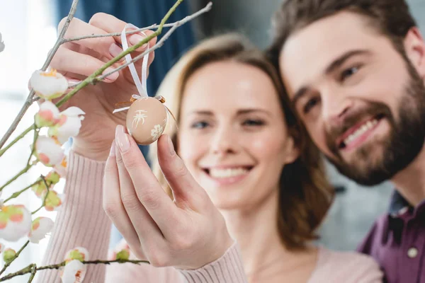 Casal com decoração de Páscoa — Fotografia de Stock