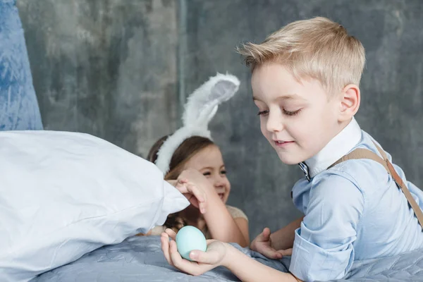 Crianças com ovo de Páscoa — Fotografia de Stock