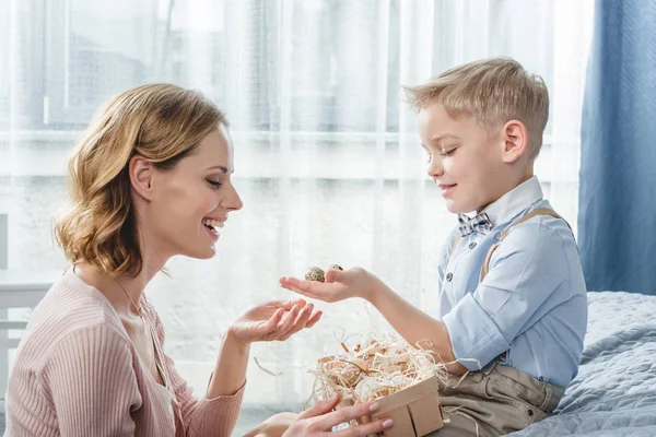 Mãe e filho felizes — Fotografia de Stock