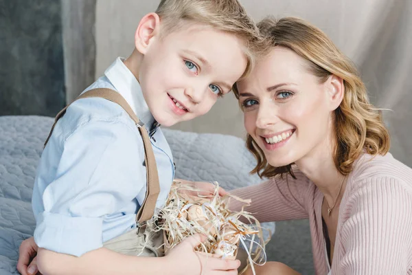 Mãe e filho felizes — Fotografia de Stock