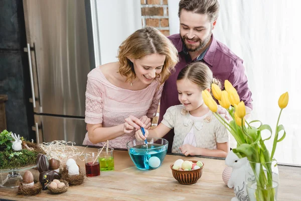 Vater bereitet sich auf Ostern vor — Stockfoto