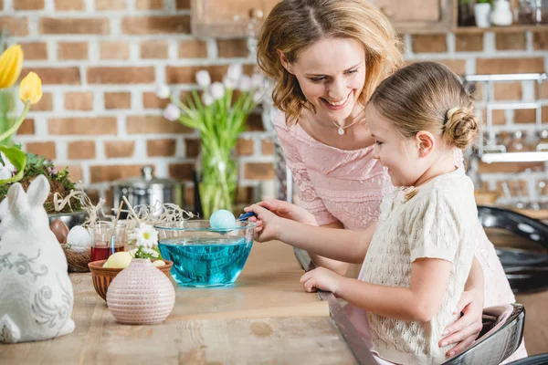 Kvinna och flicka förbereder för påsk — Stockfoto