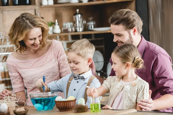 Familjen förbereder sig för påsk — Stockfoto