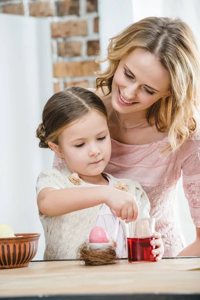 Mujer y niña preparándose para la Pascua — Foto de stock gratis