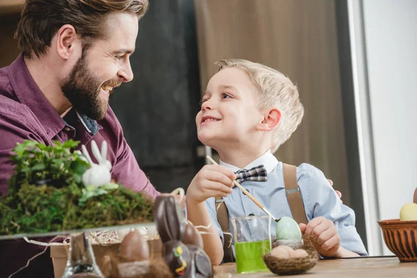 Far och son förbereder för påsk — Stockfoto