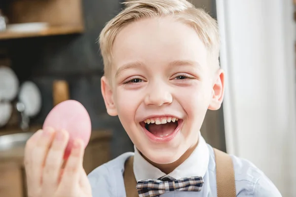Junge hält Osterei in der Hand — Stockfoto