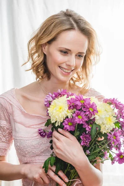 Donna che tiene bouquet — Foto Stock