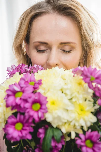 Femme tenant bouquet — Photo