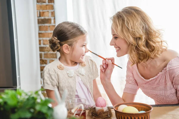 Mutter und tochter haben spaß — Stockfoto