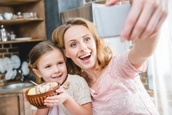 Moeder en dochter maken selfie — Stockfoto