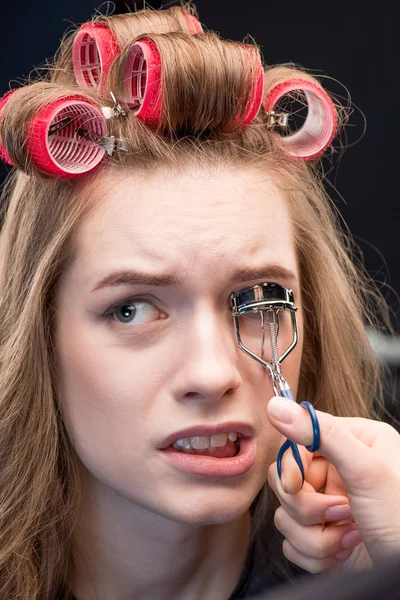 Makeup artist correcting eyelashes — Stock Photo, Image