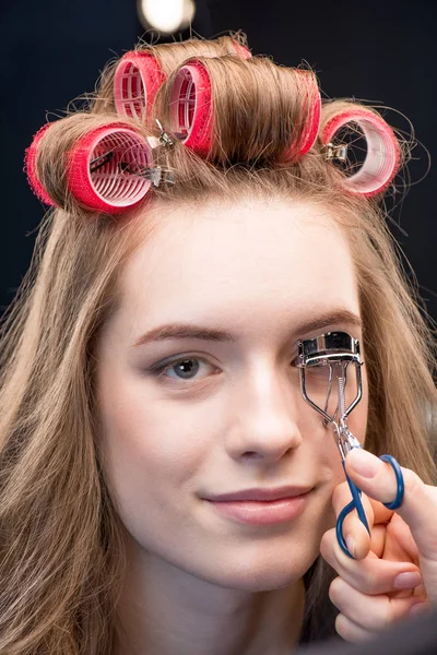 Artista de maquillaje corrigiendo pestañas — Foto de Stock