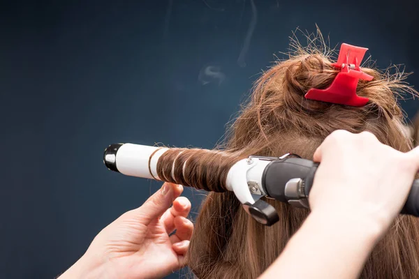 Peluquero rizando cabello — Foto de Stock