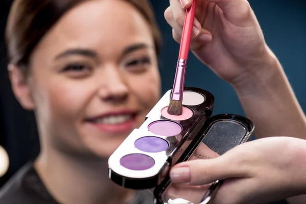여자 eyeshadows의 색상을 따기 — 스톡 사진