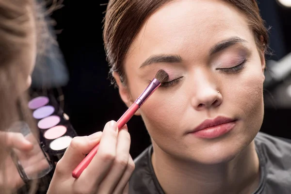 Make-up artist ansöker eyeshadow — Stockfoto
