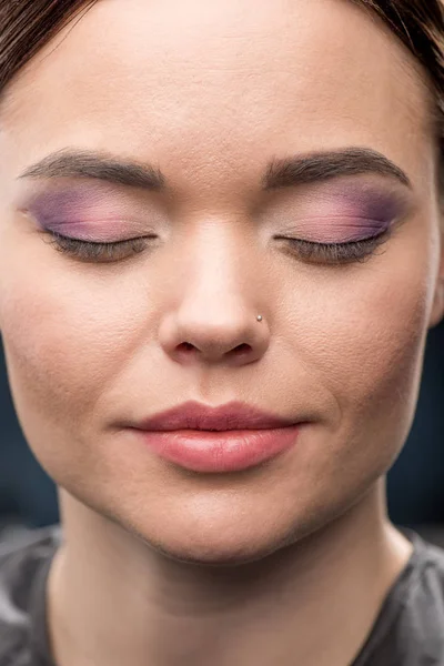 Mujer con maquillaje glamoroso — Foto de stock gratis