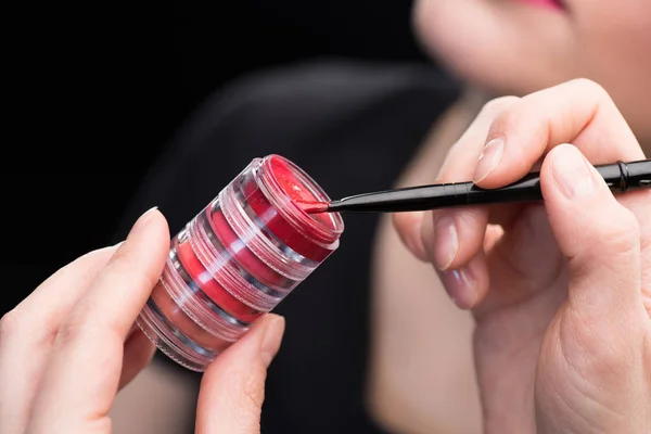 Make-up artist με κρέμα χειλιών — Φωτογραφία Αρχείου